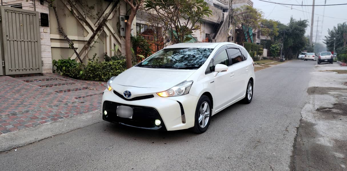 Toyota Prius Alpha 2015 0