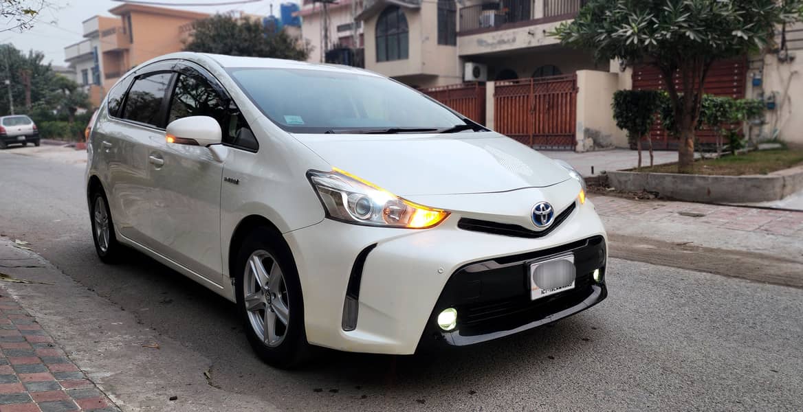 Toyota Prius Alpha 2015 1