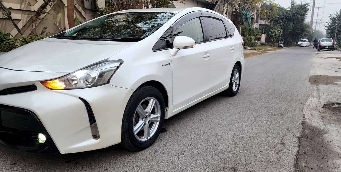 Toyota Prius Alpha 2015 6