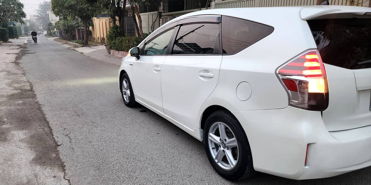 Toyota Prius Alpha 2015 7