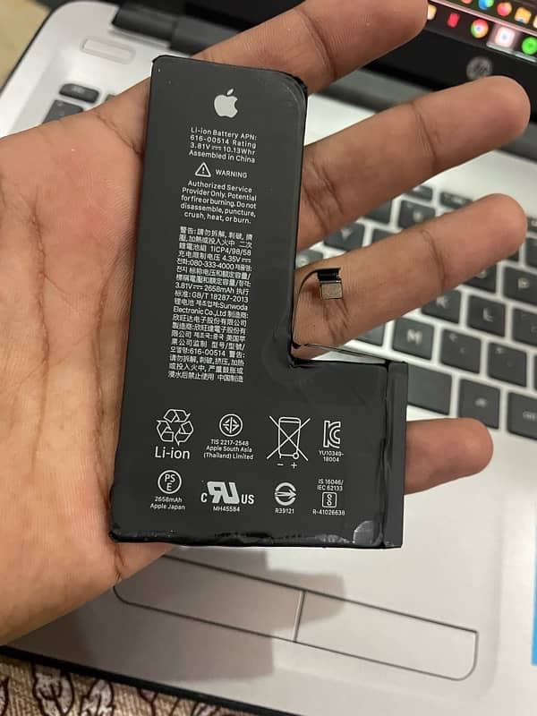 iPhone XS original battery 84 health 1