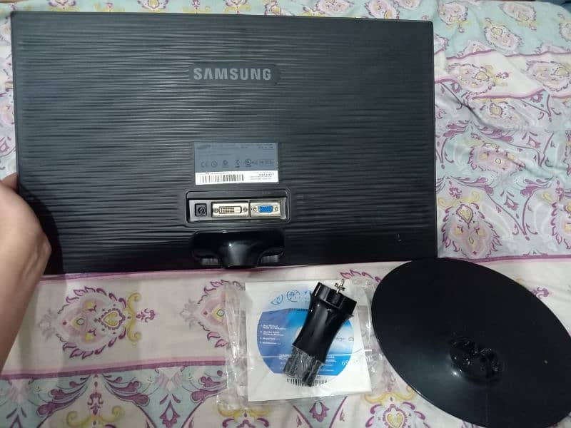 SAMSUNG LED Monitor with accessories 2