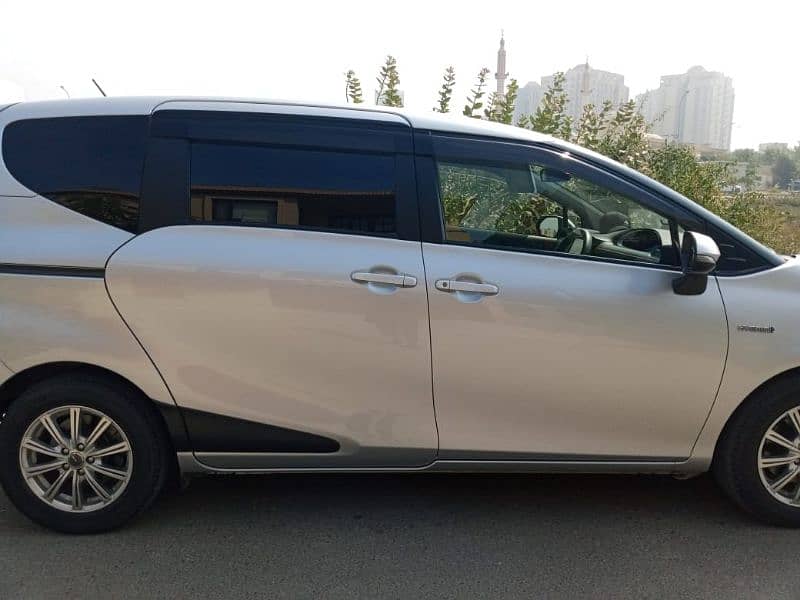 Toyota Sienta X 6