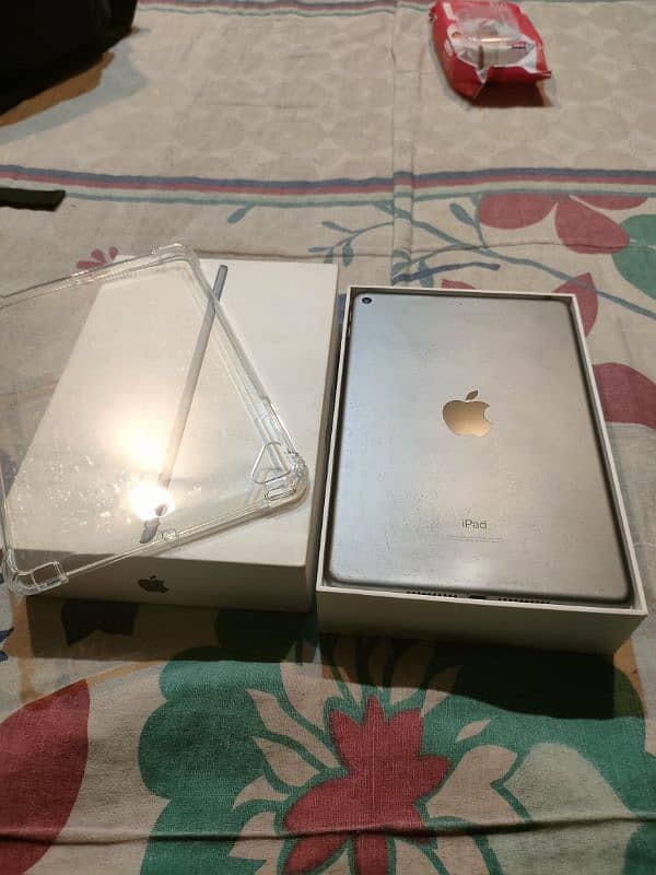 ipad mini 5 with original box and charger . 0