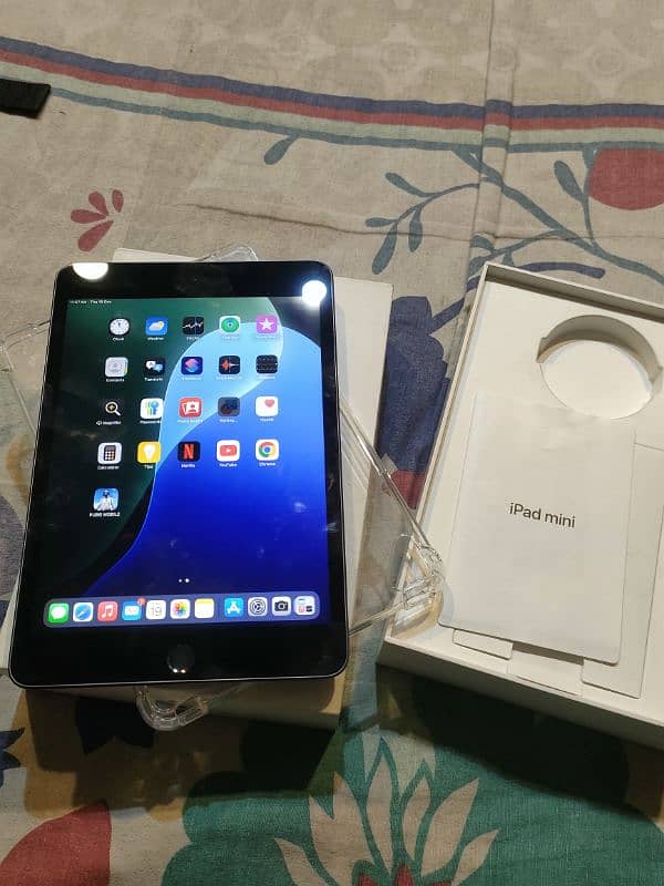 ipad mini 5 with original box and charger . 1