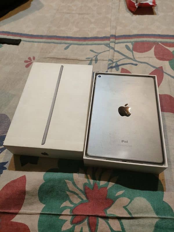 ipad mini 5 with original box and charger . 2