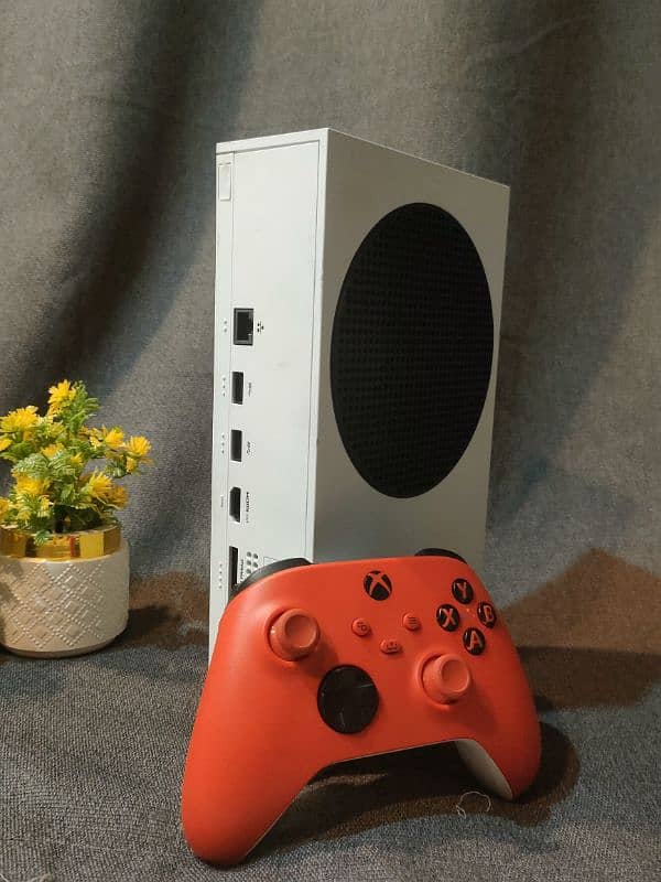 Xbox Series s with controller . 0