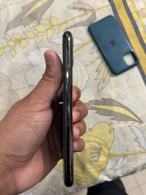 iPhone 11 Pro 4