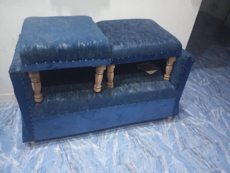 I am selling sofa puffy set 1