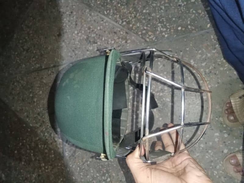 Cricket pads and helmet 0