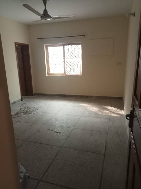 G-11 Real Pics 600 sq. yards basement s/gate on ibne sina road 10