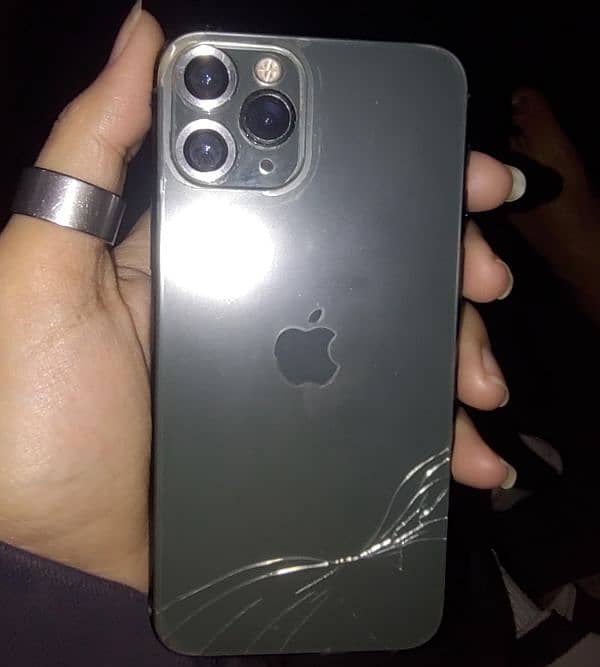 Iphone 11 pro Back glass cracked 0