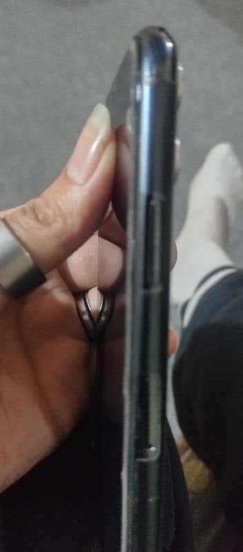 Iphone 11 pro Back glass cracked 1