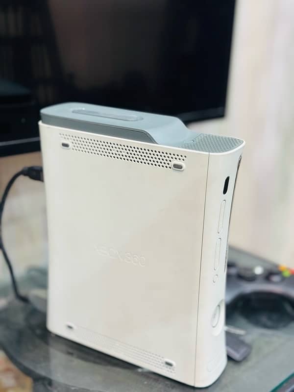 xbox 360 totally new condition with one wireless controller + 80 games 1