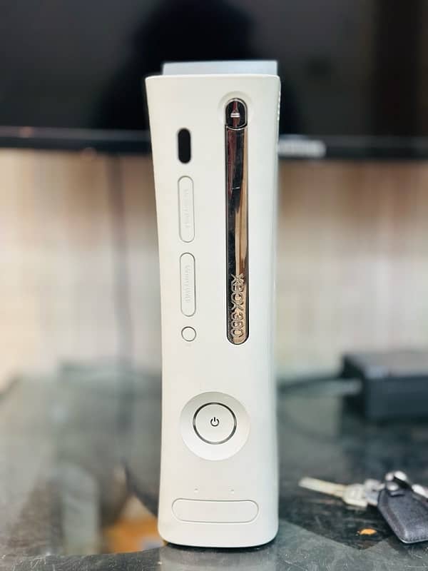 xbox 360 totally new condition with one wireless controller + 80 games 2