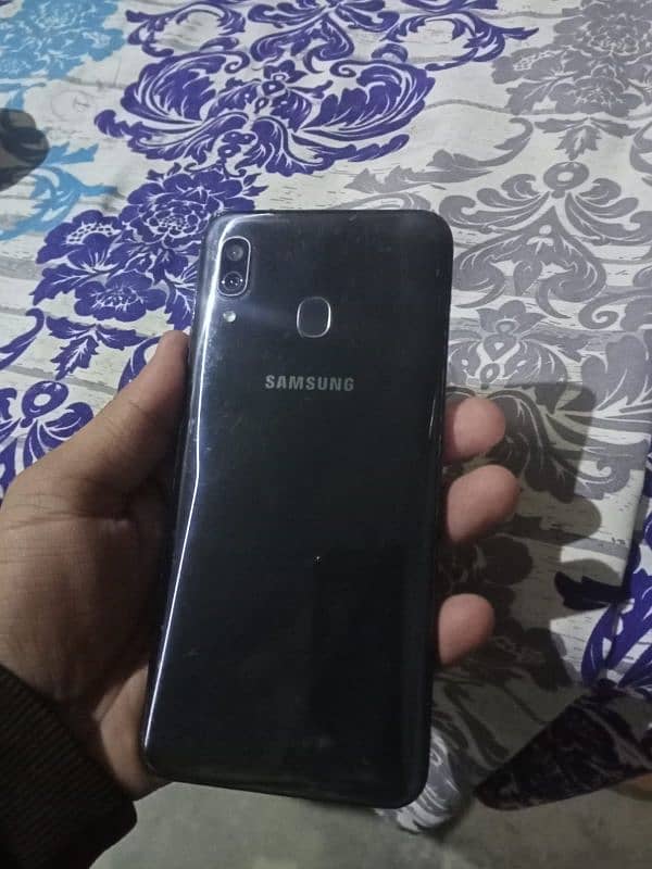 Samsung a30   4/64  ak sim PTA approved hy ak PTA sy band ha ak sim ok 0