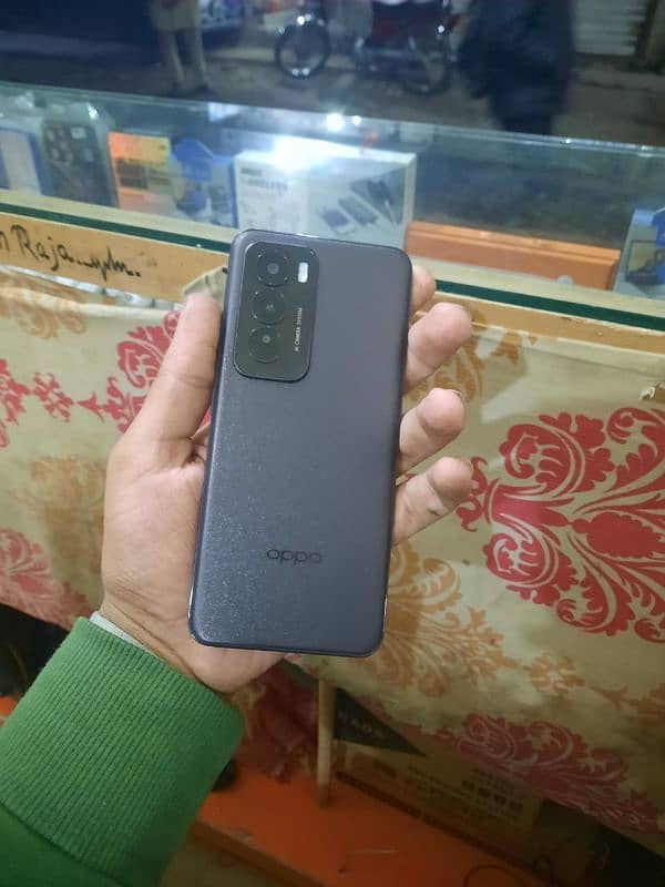 OPPO Reno 12 3