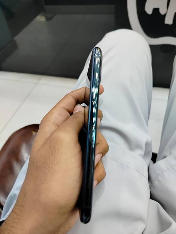 iPhone 11 Pro Factory Unlock LLA model 64 gb 2