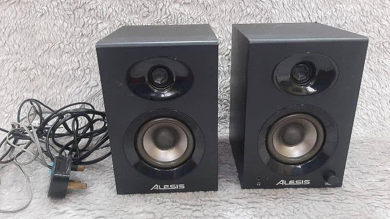 Alesis Elevate 3 Studio Monitors 1