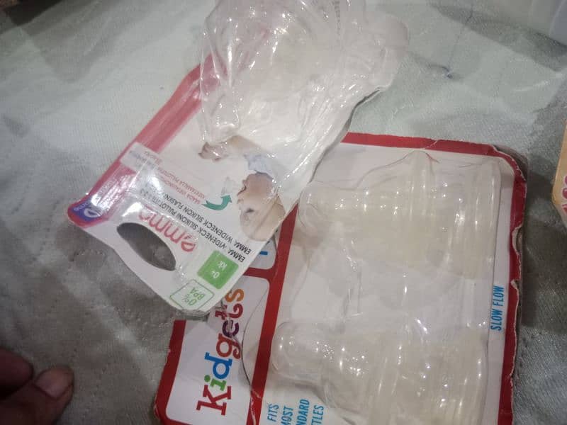 Imported Branded Feeding Bottle with extra nipples 8