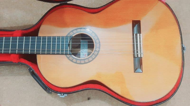 Classical guitar made in Spain with hardcase 4