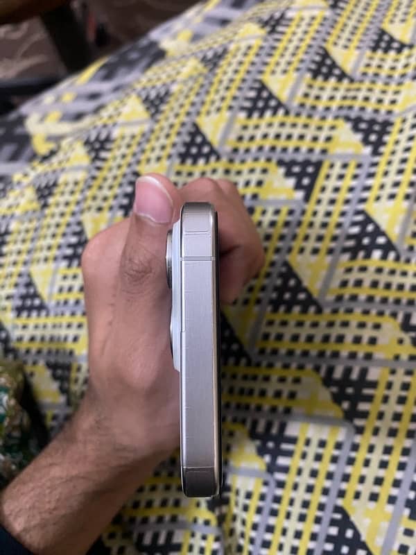 iPhone 15 Pro White Titanium 4