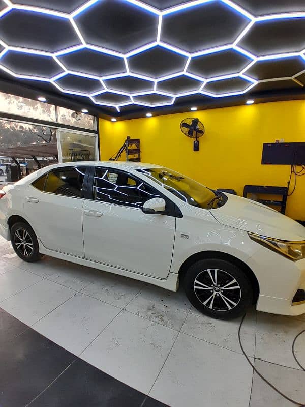 Toyota Corolla GLI 2018 seal to seal genian condition call only 1