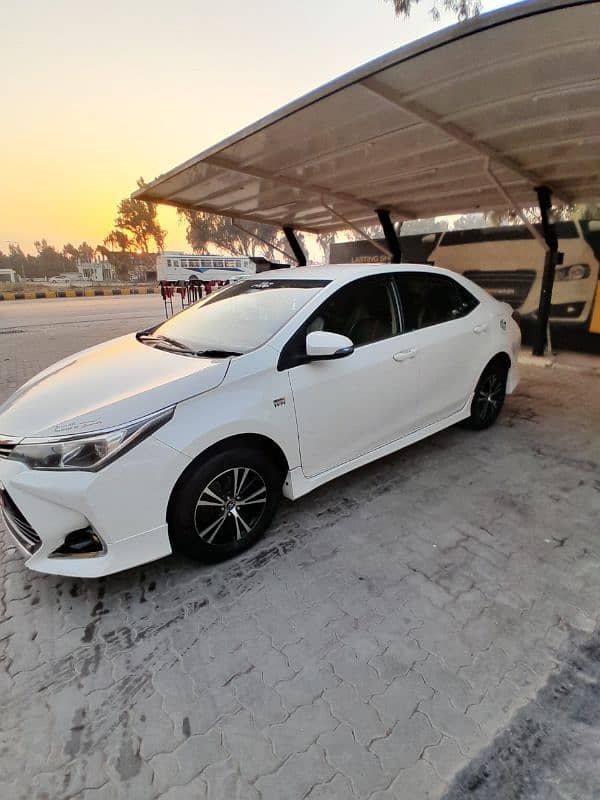 Toyota Corolla GLI 2018 seal to seal genian condition call only 6