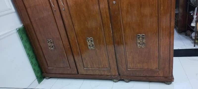 wardrobe almari wooden almari deco paint lush conditions 2