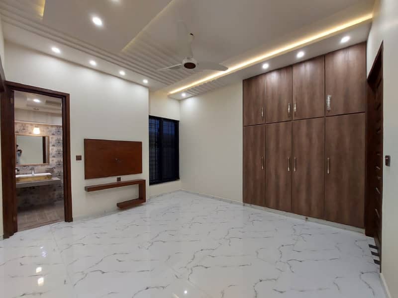 10 Marla Lower Portion Available For Rent In Janiper Block Bahria Town Lahore 3