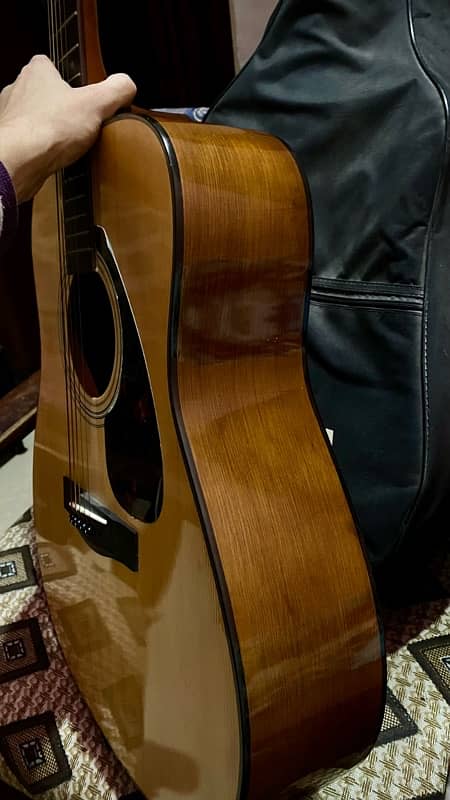 YAMAHA F600 Acoustic Guitar 1