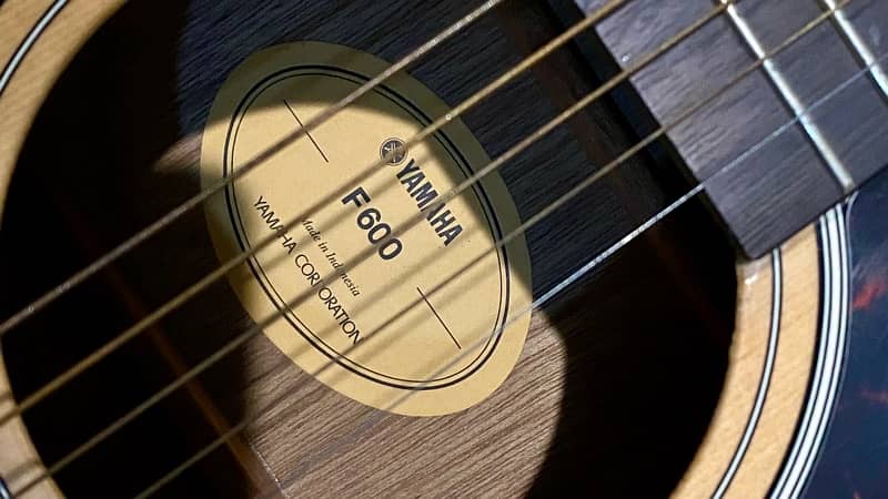 YAMAHA F600 Acoustic Guitar 10