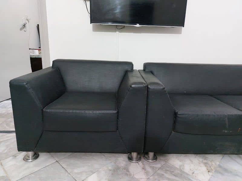 5 seater sofa set 1,1,3 black color 10 by 10 1