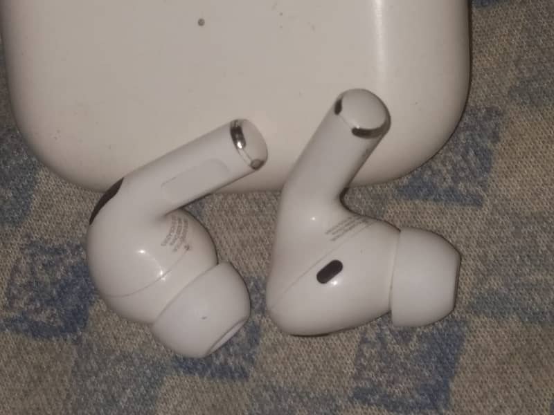 Apple Airpods pro with box ORIGINAL 100%. 1