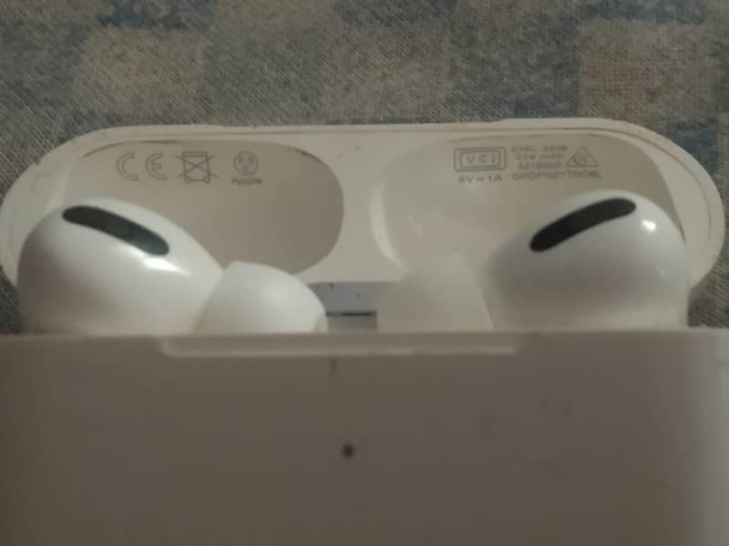 Apple Airpods pro with box ORIGINAL 100%. 2