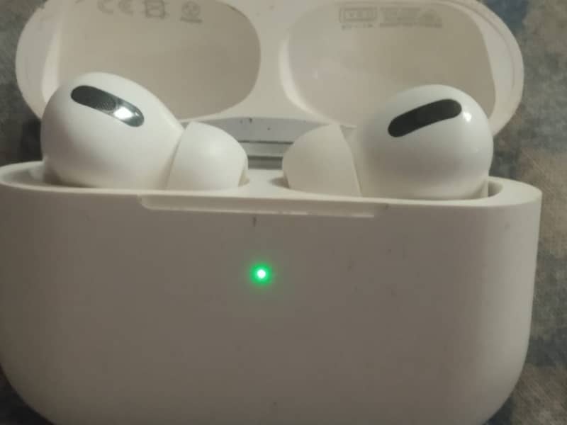 Apple Airpods pro with box ORIGINAL 100%. 3