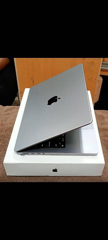 MacBook Pro M1 Max 2021 64GB Ram 4TB Storage 14.2" Display with Box 10