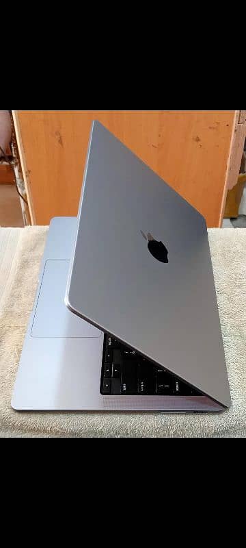 MacBook Pro M3 2023 8GB Ram 512GB Storage 14.2" Display MTL73LL/A 12