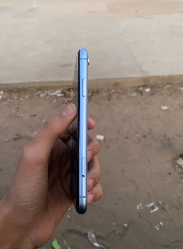 iphone xr factory unlock ha 30k sy ik rupay b kum nhi hoga 3