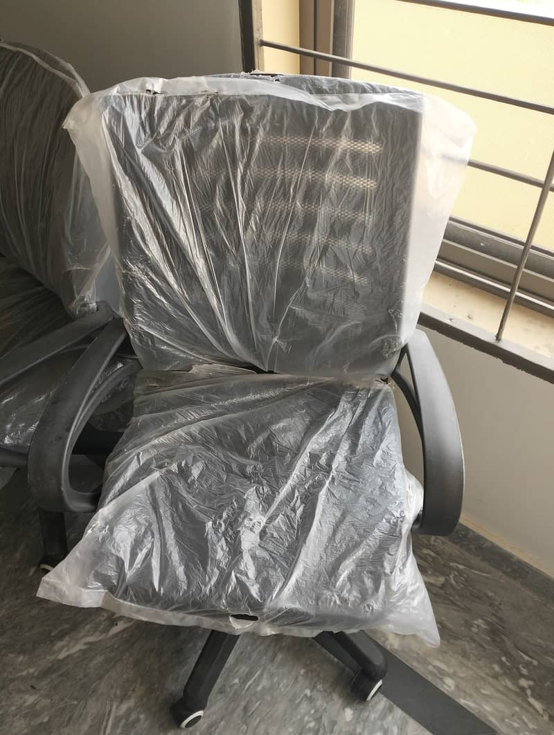 Computer chairs/office chairs urgent sale in Johar Town 2