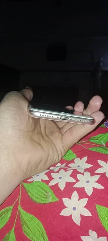 iPhone 8 hai non pta 10/9 condition ma 4