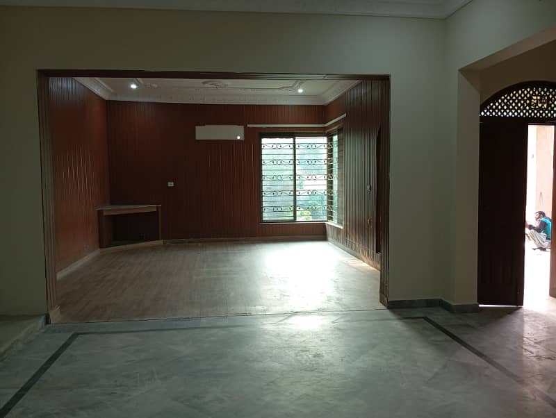 1 kanal beautiful house available for rent for silent ofc at hot location 1