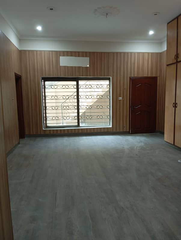 1 kanal beautiful house available for rent for silent ofc at hot location 10