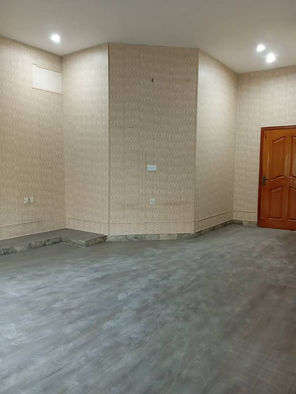 1 kanal beautiful house available for rent for silent ofc at hot location 15