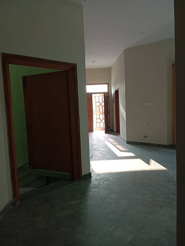 1 kanal beautiful house available for rent for silent ofc at hot location 18