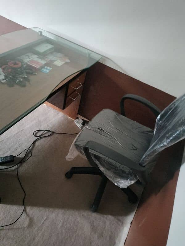 Office table+ chairs 0