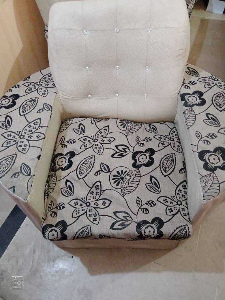 Beautiful Sofa Set in low Price 0