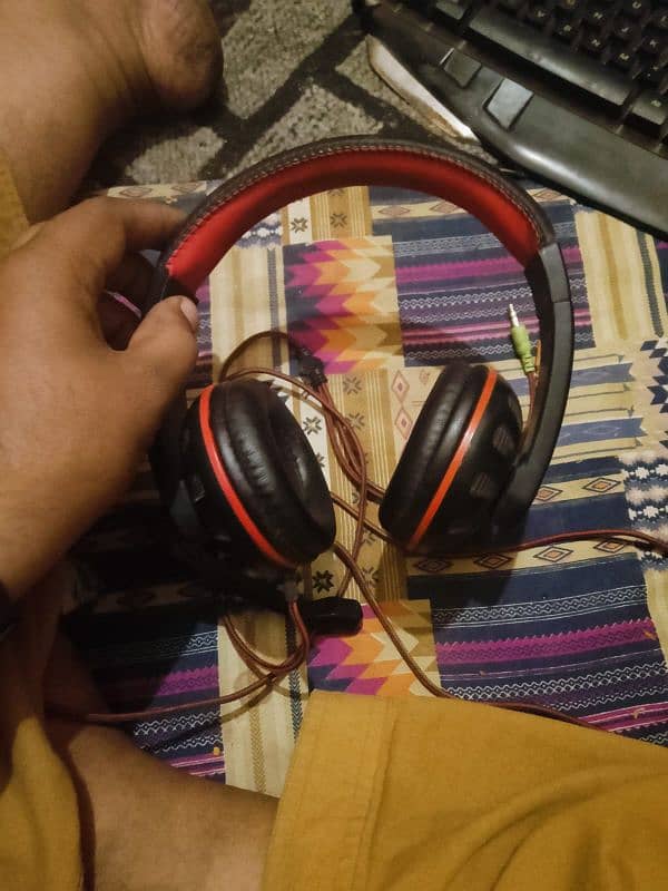 Gaming Keyboard and Gaming headphones like new 5