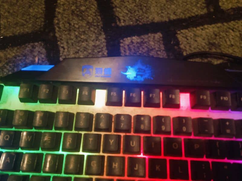 Gaming Keyboard and Gaming headphones like new 8