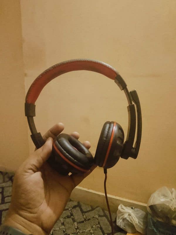 Gaming Keyboard and Gaming headphones like new 9